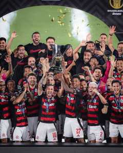 Flamengo com a taça do Campeonato Brasileiro: Rubro-Negro conquistou a Série A