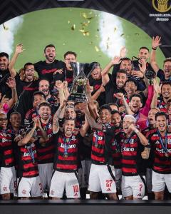 Flamengo com a taça do Campeonato Brasileiro: Rubro-Negro conquistou a Série A