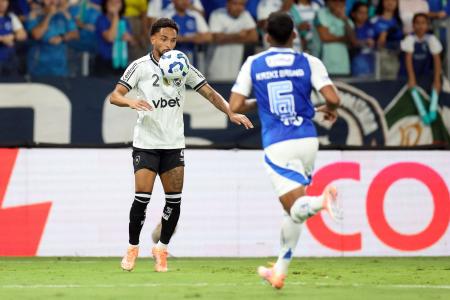 Vitinho, lateral do Botafogo, foi oferecido ao Cruzeiro