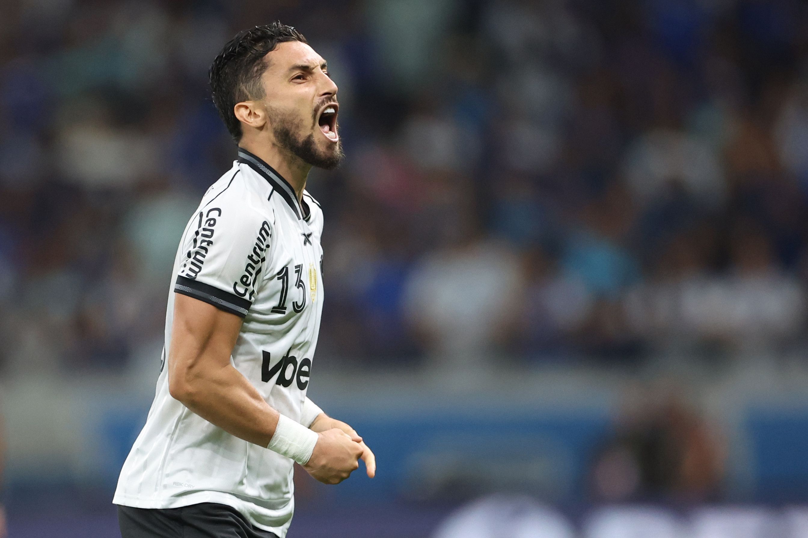 Alex Telles exalta reação do Botafogo, mas alerta: 'Não pode tomar gol para começar'