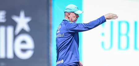 Mano Menezes comanda o Grêmio no último jogo de 2025