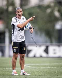Juan Pablo Vojvoda comandou o último treino do Santos antes de jogo contra o Cruzeiro