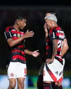 Garoto do Ninho: João Victor, à direita, está integrado ao elenco profissional do Flamengo