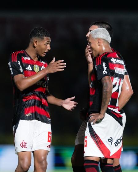 Garoto do Ninho: João Victor, à direita, está integrado ao elenco profissional do Flamengo