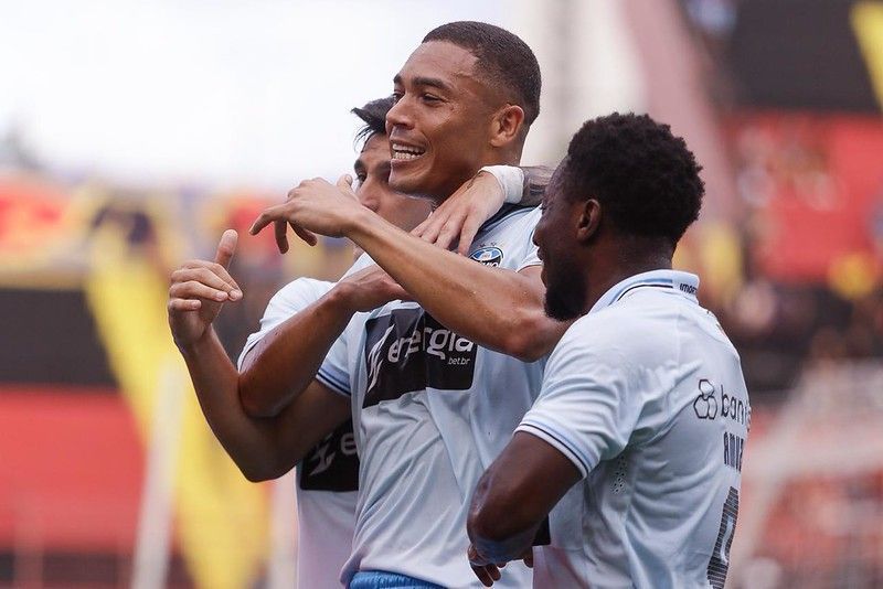 Grêmio 'passeia', atropela o lanterna Sport e carimba vaga na Copa Sul-Americana
