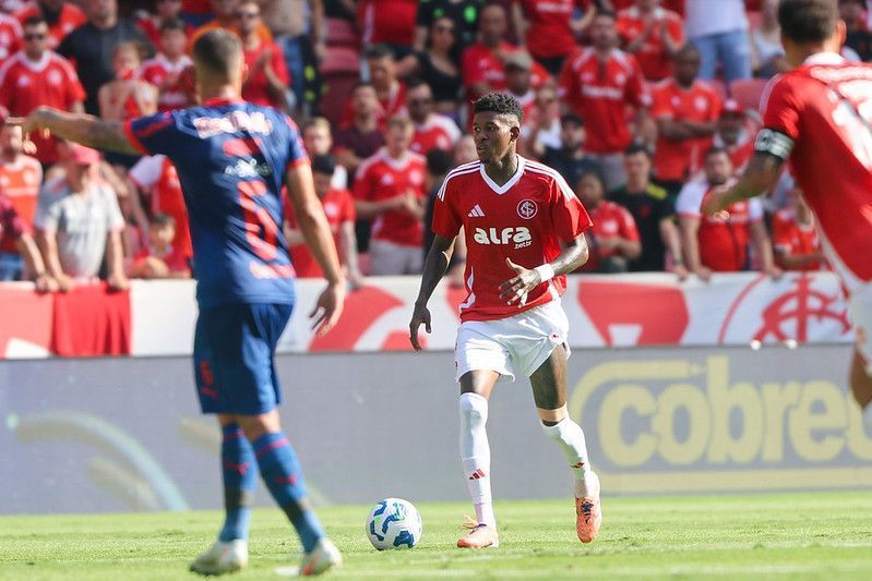 Vitão desembarca no Rio para assinar com o Flamengo e manda recado