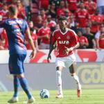 Vitão desembarca no Rio para assinar com o Flamengo e manda recado