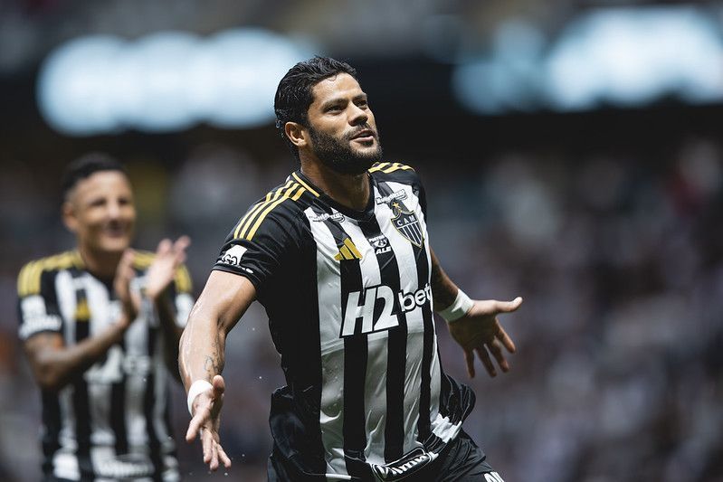 Hulk chega a 16 gols de falta com a camisa do Atlético