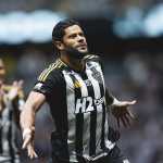 Hulk chega a 16 gols de falta com a camisa do Atlético