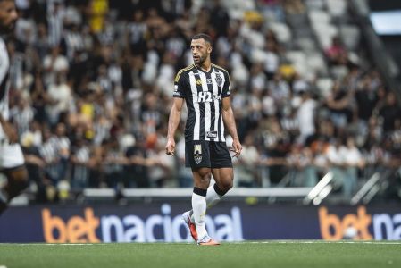 Vitor Hugo assinou contrato de dois anos com o Atlético