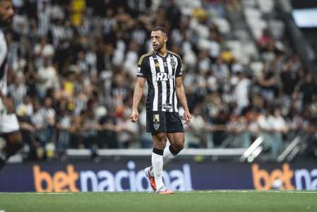 Vitor Hugo assinou contrato de dois anos com o Atlético