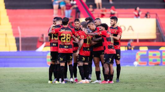 Jogadores do Sport antes da última partida do Campeonato Brasileiro, contra o Grêmio, na Ilha do Retiro