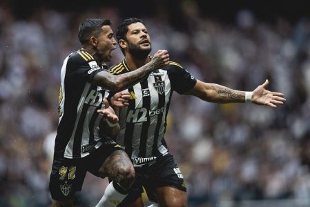 Hulk e Dudu comemoram gol do Atlético na Arena MRV