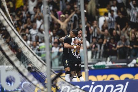 Alonso e Dudu comemoram gol do Atlético sobre o Vasco