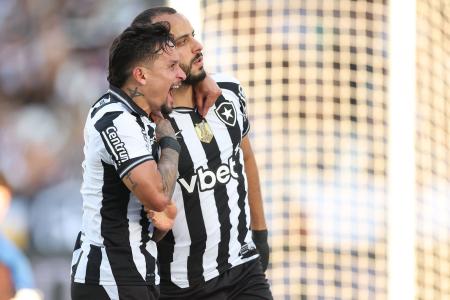 Artur e Arthur Cabral vibram com vitória do Botafogo no Nilton Santos