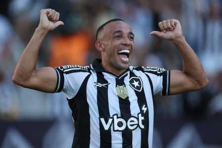 Marçal renovou com o Botafogo até o final da temporada