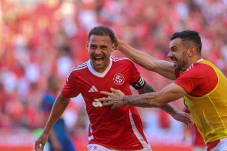 Alan Patrick comemorando gol pelo Inter