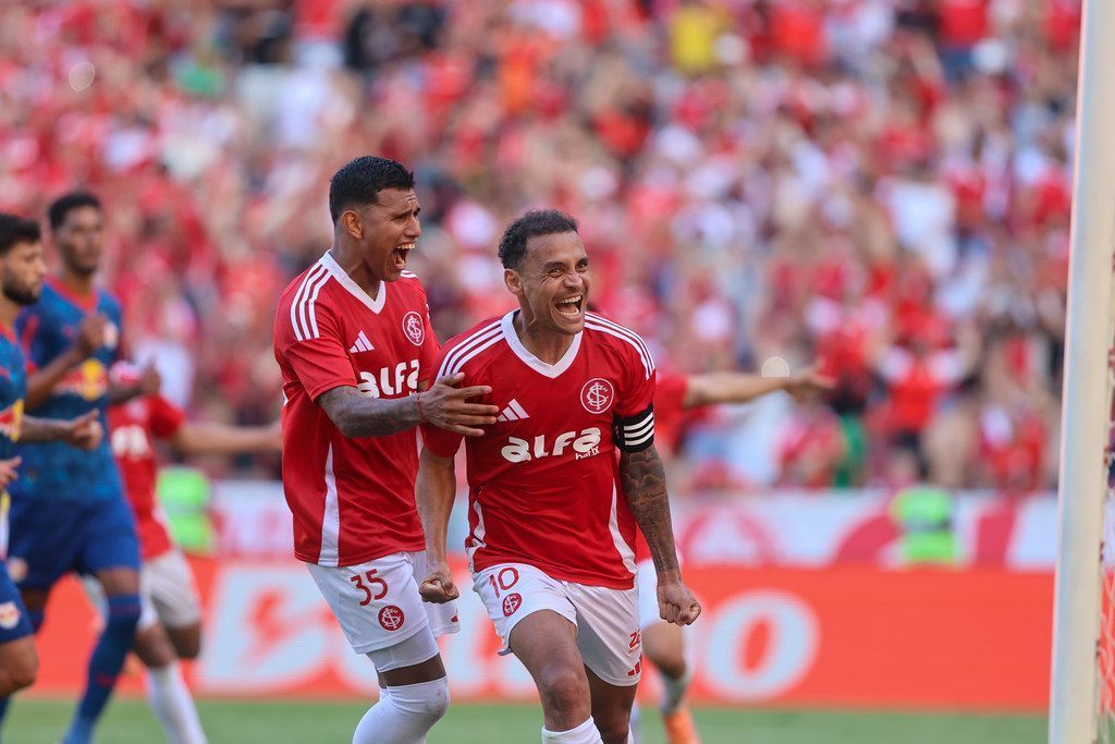 Inter vence RB Bragantino e escapa do rebaixamento na Série A do Brasileiro