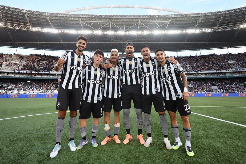 Empresário revela interesse de clubes em lateral do Botafogo: 'Somente o venderia'