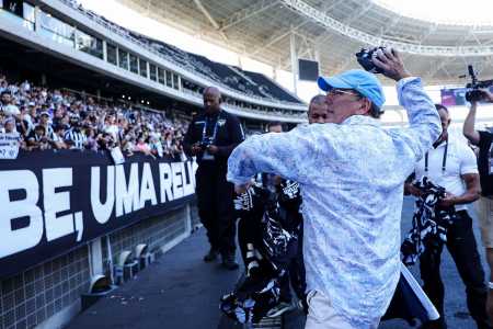 Botafogo de John Textor sofre transferban da Fifa