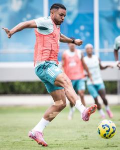 Wanderson durante treino do Cruzeiro na Toca da Raposa II