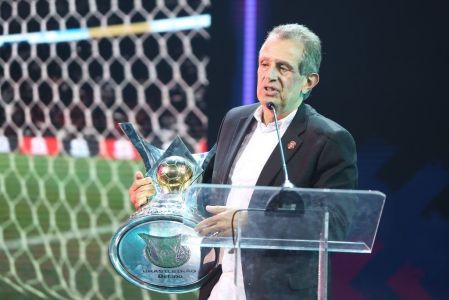 Flamengo: o presidente Luiz Eduardo Baptista, o Bap, com a taça de campeão brasileiro de 2025