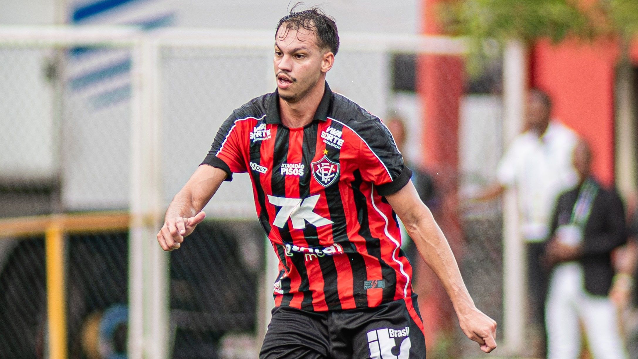Ceará negocia contratação de zagueiro titular do Vitória