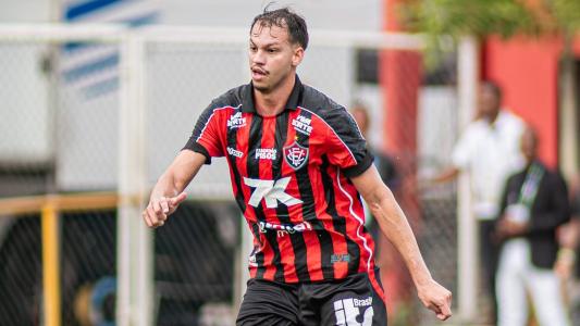 Zagueiro Zé Marcos em campo pelo Vitória