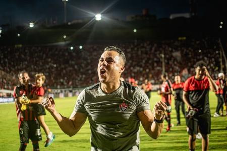 Jair Ventura comemora permanência do Vitória na Série A do Brasileirão