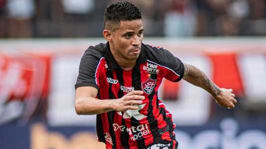 Atacante Erick em ação pelo Vitória em jogo do Campeonato Brasileiro
