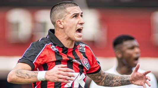 Espanhol Aitor Cantalapiedra em campo pelo Vitória