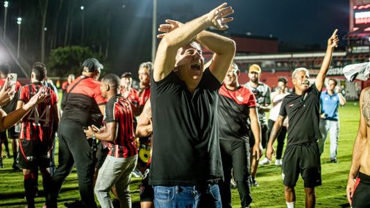 Fábio Mota, presidente do Vitória, celebra permanência do clube na elite do futebol brasileiro