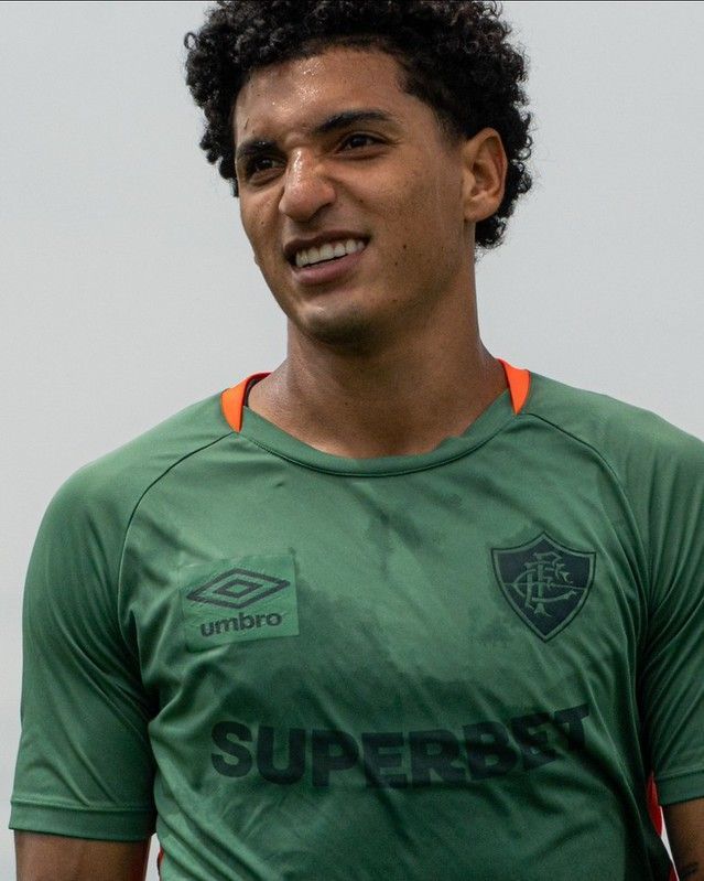 Em baixa e com futura concorrência, Fuentes tem futuro indefinido no Fluminense