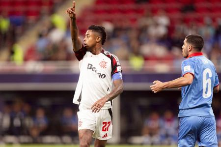 Bruno Henrique, capitão do Flamengo, em ação na Copa Intercontinental