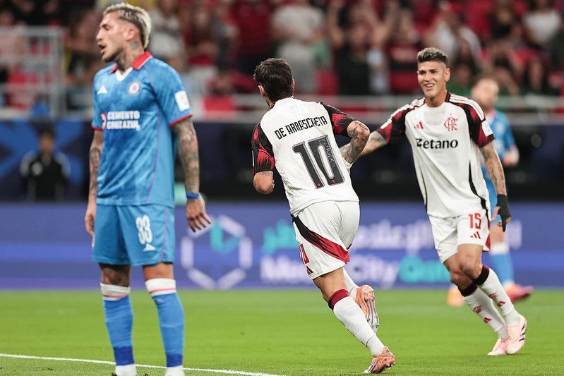 Arrascaeta brilha, Flamengo vence Cruz Azul e avança na Copa Intercontinental