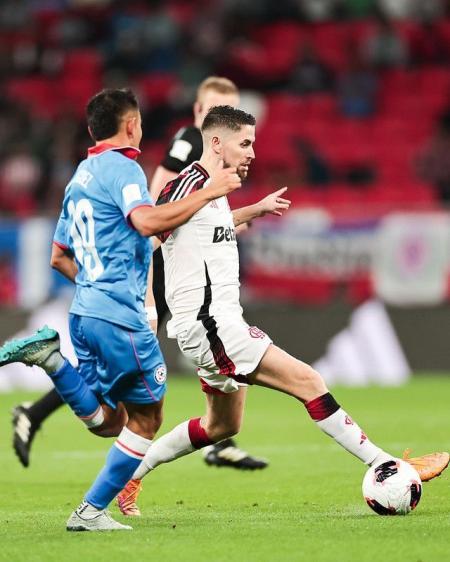 Jorginho durante jogo contra Cruz Azul