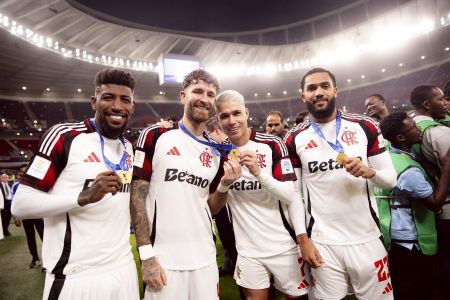 Emerson Royal, Léo Pereira, Luiz Araújo e Juninho comemoram a conquista do Dérbi das Américas