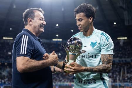 Pedrinho entrega troféu para Kaio Jorge