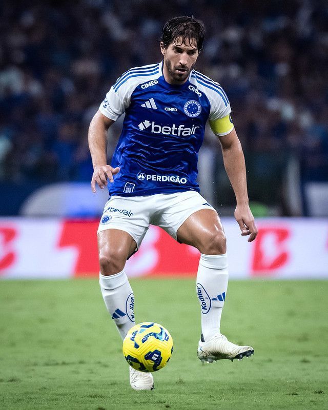 Diante do Corinthians, Lucas Silva iguala temporada com mais jogos pelo Cruzeiro