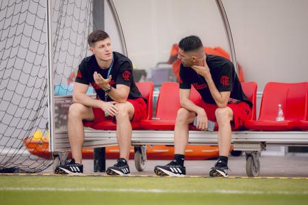 O ucraniano Andrii Fedchenkov, gerente de scout do Flamengo, conversa com Alfredo Almeida, diretor da base