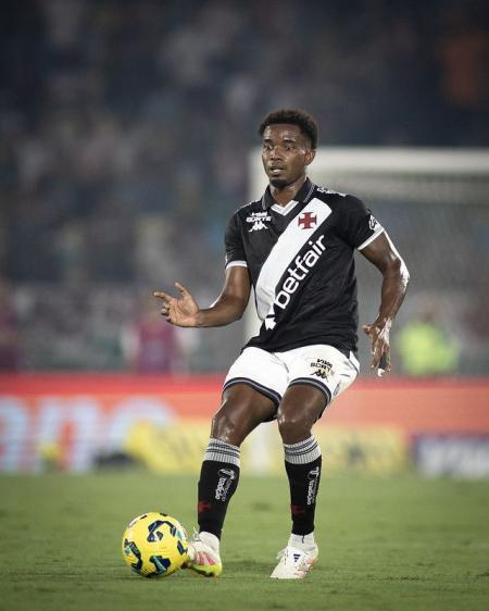 Thiago Mendes deixou o clássico com cãibras, mas deve ser titular outra vez