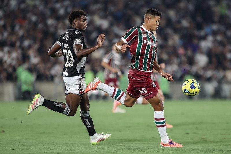 Em clássico agitado, Vasco vira sobre o Fluminense pela semifinal da Copa do Brasil