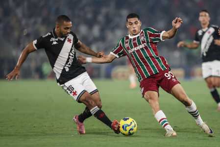 Vasco x Fluminense: Paulo Henrique e Kevin Serna disputam a bola no Maracanã