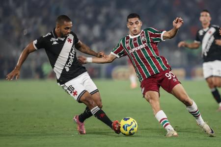 Vasco x Fluminense: Paulo Henrique e Kevin Serna disputam a bola no Maracanã