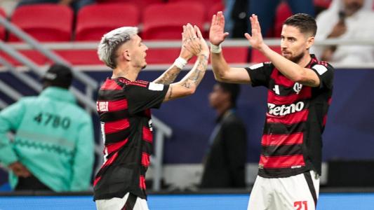 Guillermo Varela e Jorginho, do Flamengo, em partida contra o Pyramids-EGI