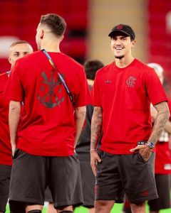 Pedro em atividade no Ninho do Urubu com o Flamengo em preparação para enfrentar o São Paulo