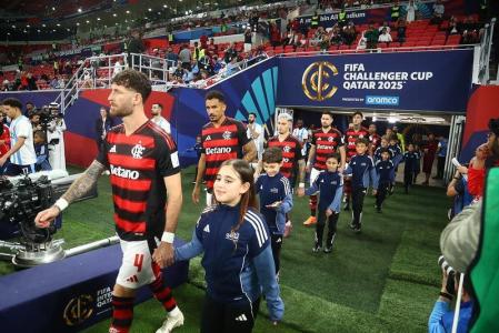 Jogadores na entrada para Flamengo 2 x 0 Pyramids, pela Copa Intercontinental de 2025
