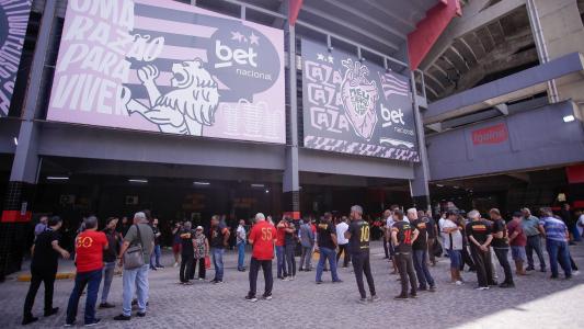Movimentação na Ilha do Retiro durante o dia de votação para presidente do Sport