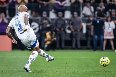 Gabigol desperdiça pênalti contra o Corinthians, pela semifinal da Copa do Brasil