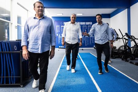 Pedro Lourenço (esq) apresenta a Toca da Raposa II para Tite (centro)